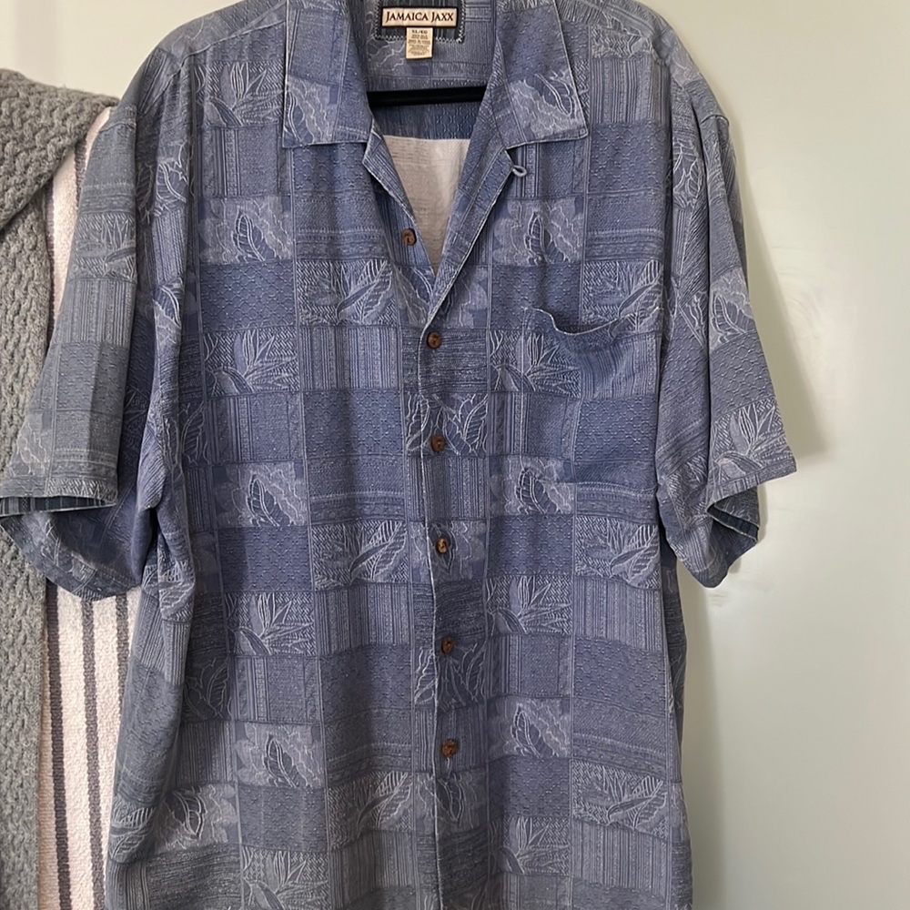 Men’s casual/dress button down shirt